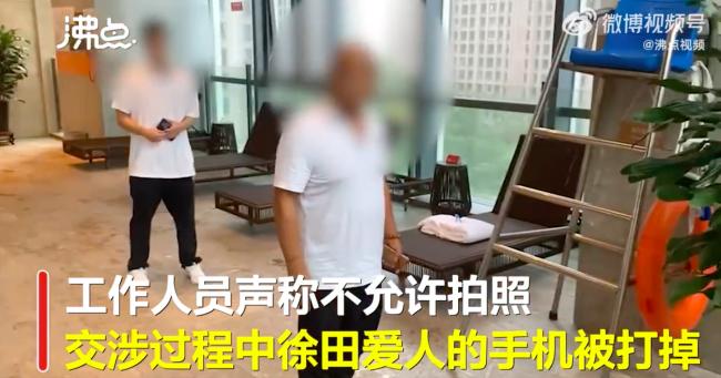 游泳冠军遭酒店人员威胁
